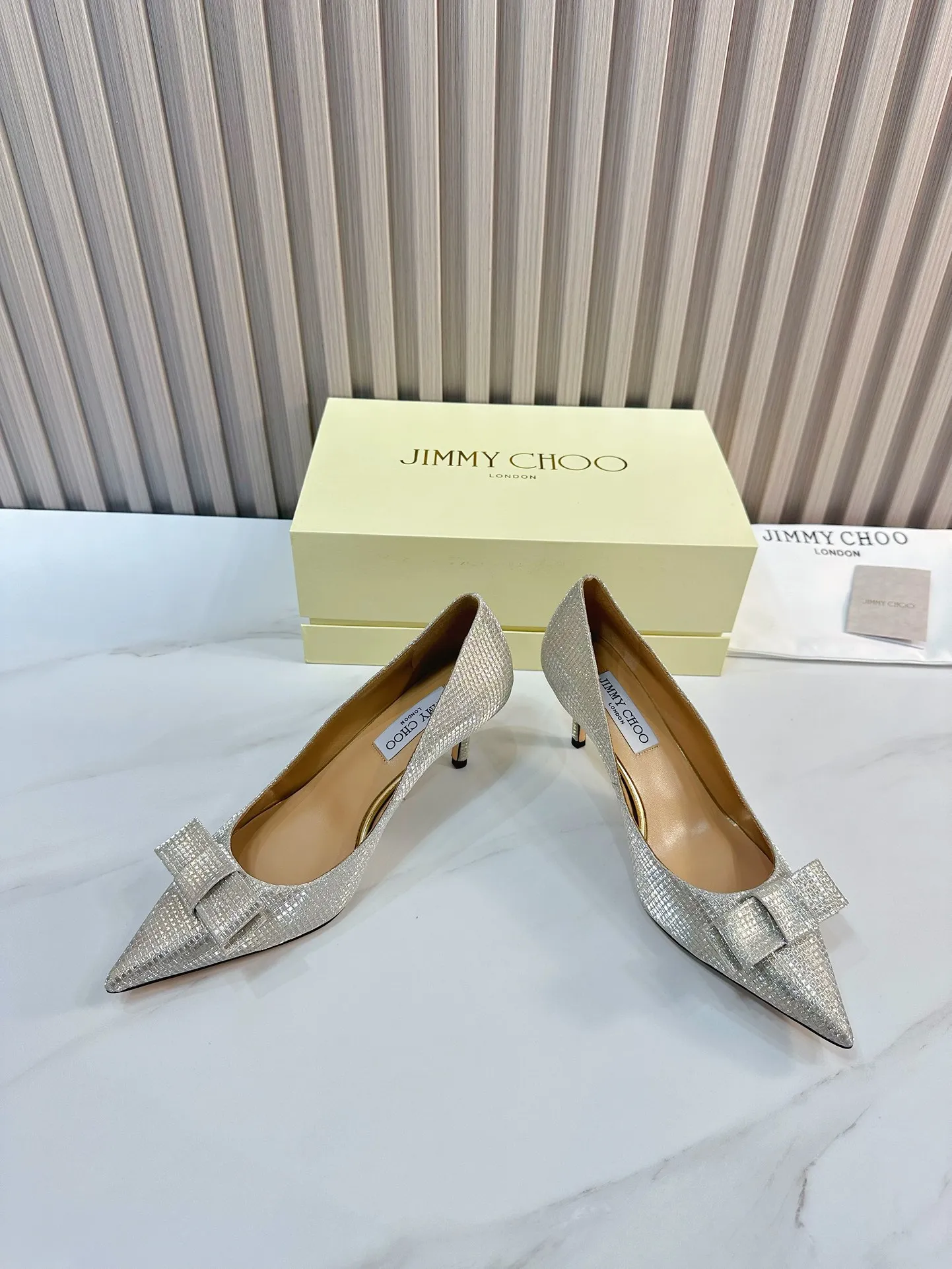 👟👟Ex-factory price 620👟👟 JIMMY CHOO (Jimmy CHOO) 💝💝💝 is a very comprehensive noble fashion lifestyle brand, with a series of women's high-heeled, medium-heeled, flat-heeled sandals with the same straps from major fashion bloggers and celebrities in Hong Kong and the United States.  The Australian pointed toe, round toe and square toe series are simply beautiful. Fall in love with elegance and playful sense of the future. Just by looking at them, you want to own them immediately, but you can really think about a pair of exquisite high heels~~~~~~~~~~~~~~~~~ 💝This series is specially designed for extraordinary and indifferent ladies, thus creating a unique overall effect, Jimmy Choo Design products that inspire women to move forward and show their charm💝💝💝 1⃣️Material: Imported cowhide 2⃣️Inner: Imported Italian lambskin, super soft and delicate 3⃣️Outsole: Imported Italian original original color genuine leather outsole Heel height 6.5 4⃣️Code number: 35 to 39 (34, 40, 41 customized)